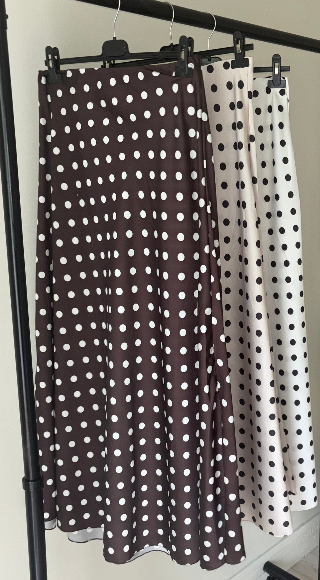 Jupe satinée fluide à petits pois – taille unique - coupe ample longue