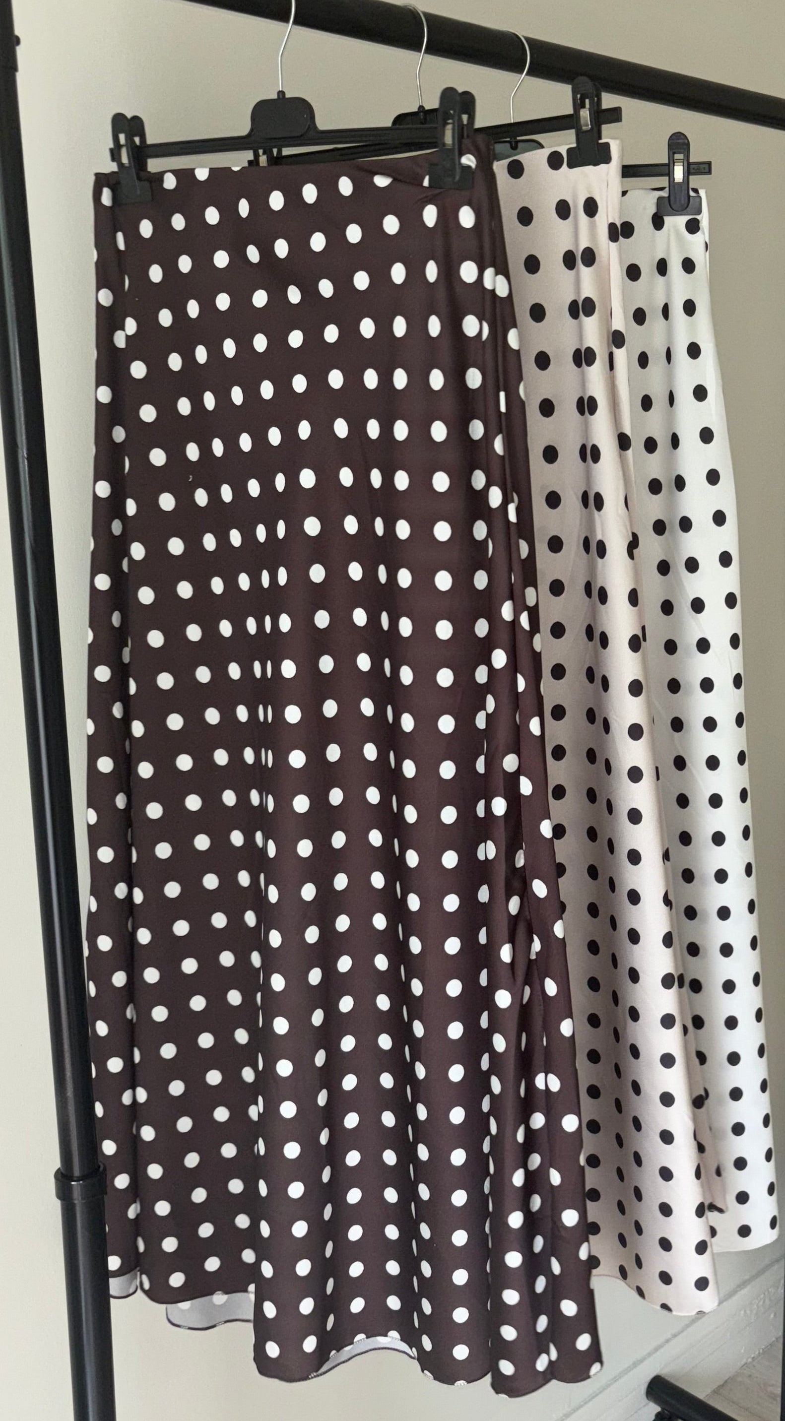 Jupe satinée fluide à petits pois – taille unique - coupe ample longue