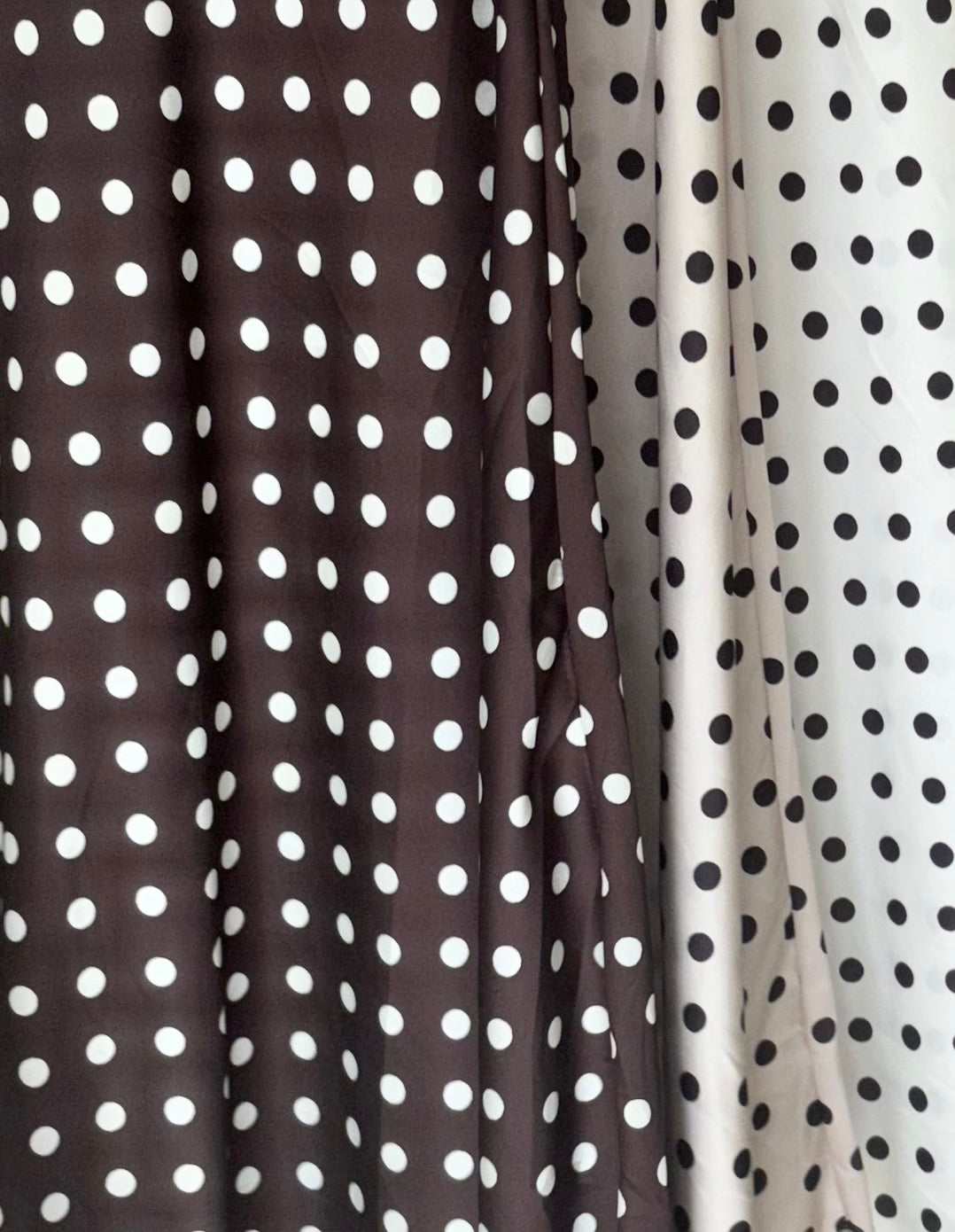 Jupe satinée fluide à petits pois – taille unique - coupe ample longue