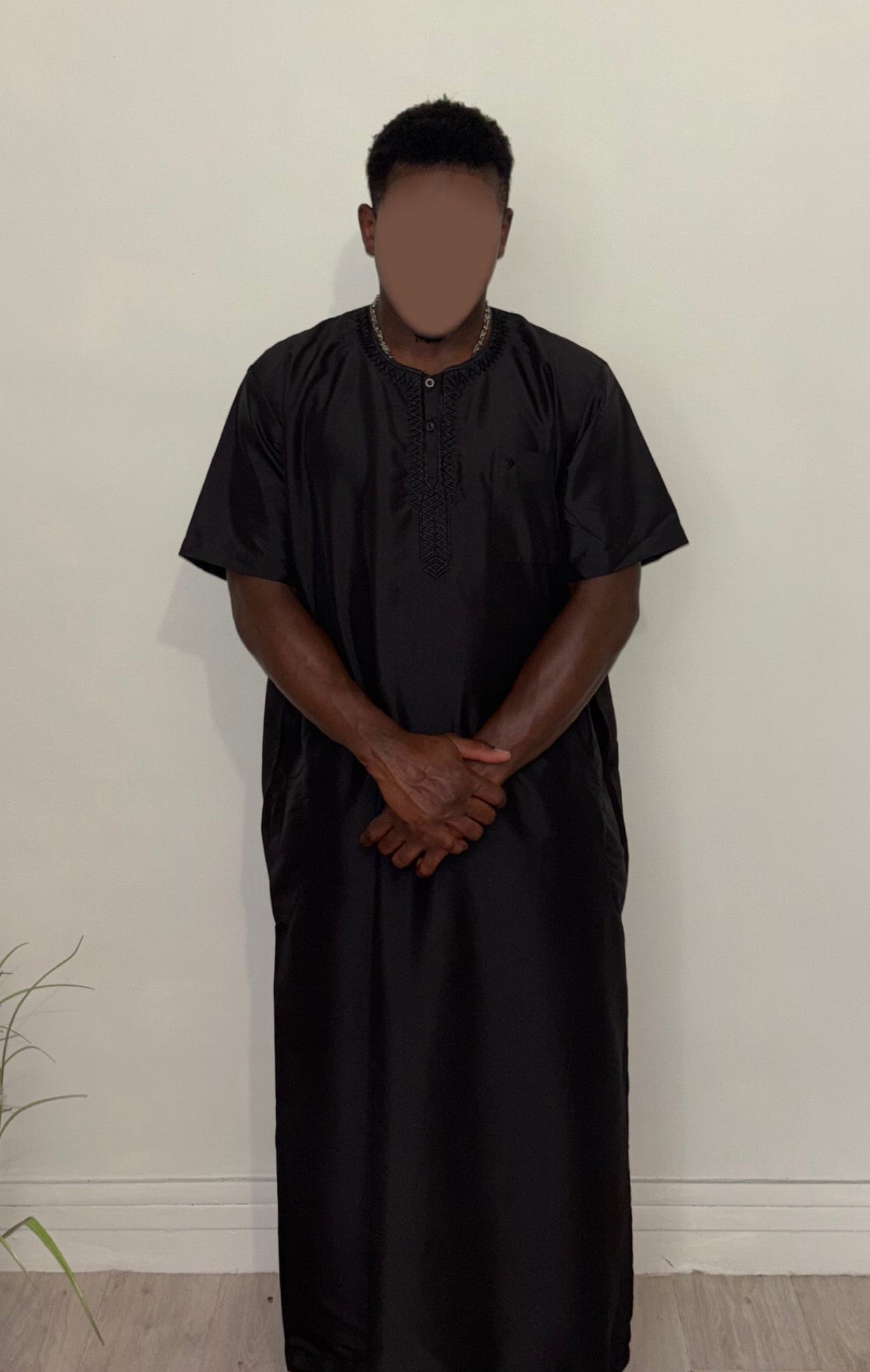 Qamis Homme Noir Brodé Manches Courtes